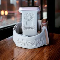 MOM W/ CHILDREN'S NAME OVERLAY & FLORAL BOUQUET