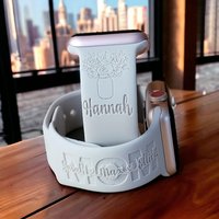 MOM W/ CHILDREN'S NAME OVERLAY & FLORAL BOUQUET