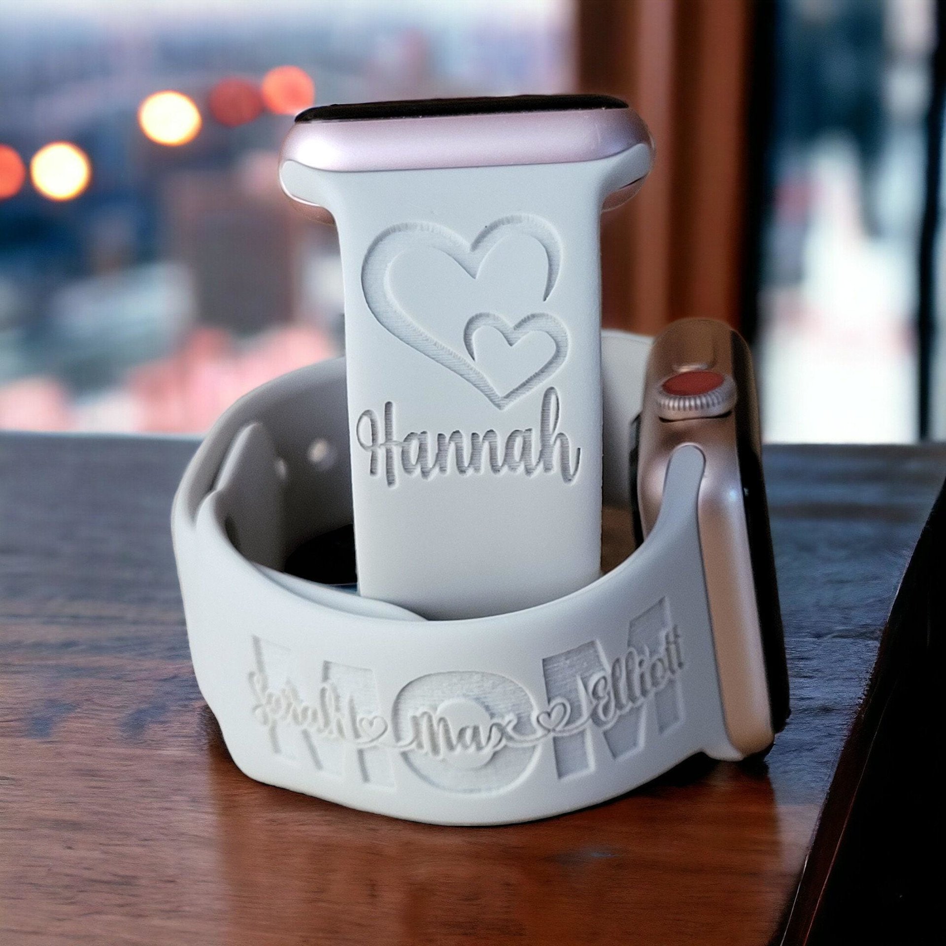 MOM W/ CHILDREN'S NAME OVERLAY & FLORAL BOUQUET