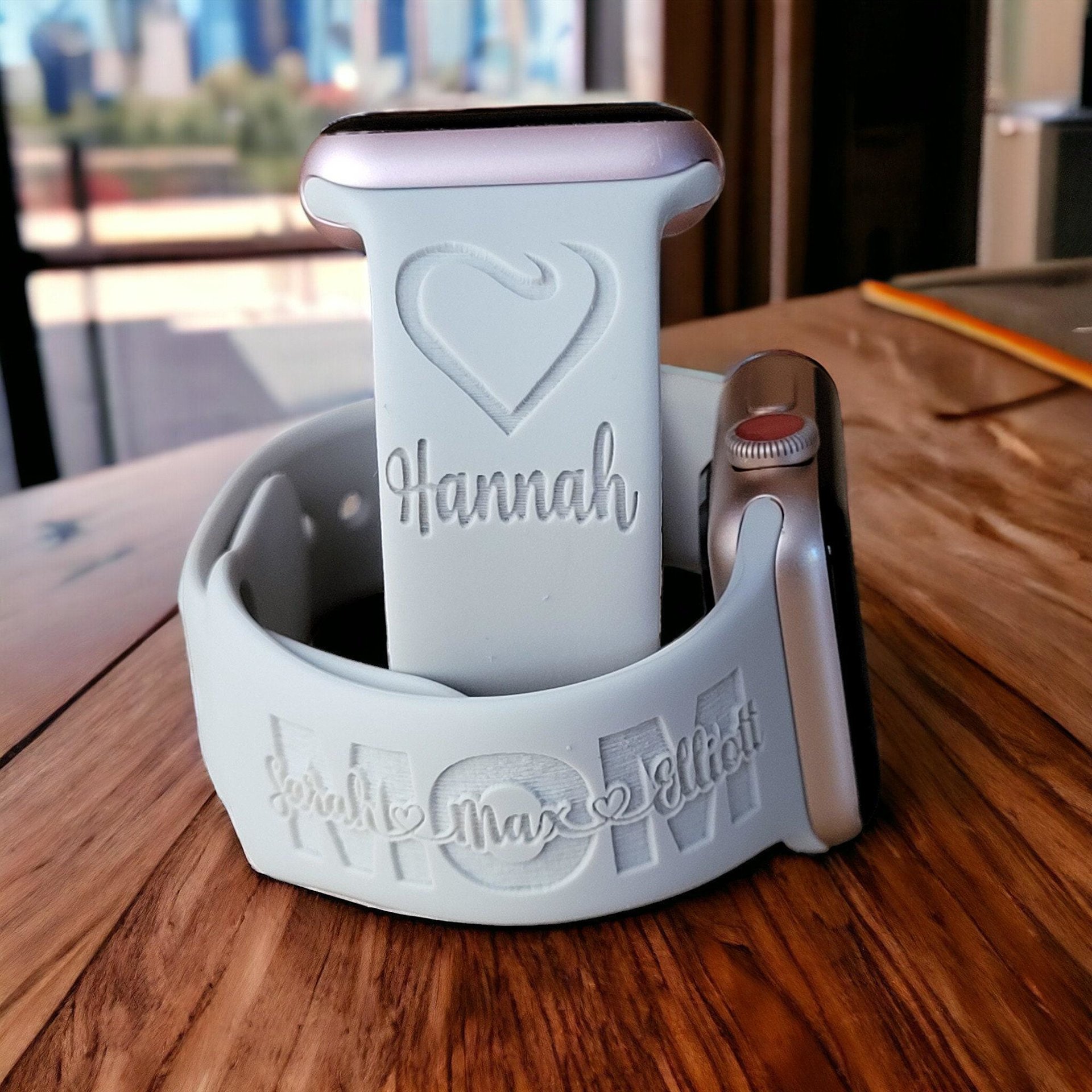 MOM W/ CHILDREN'S NAME OVERLAY & FLORAL BOUQUET