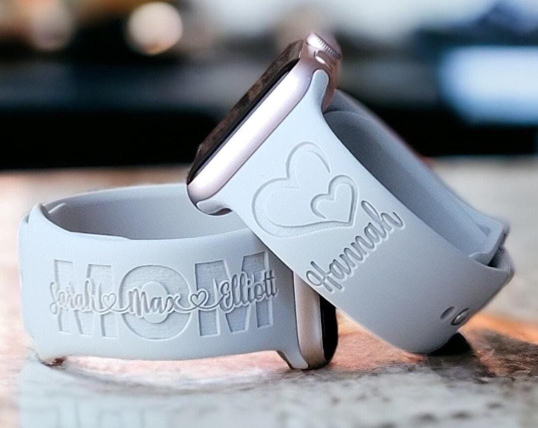 MOM W/ CHILDREN'S NAME OVERLAY & FLORAL BOUQUET