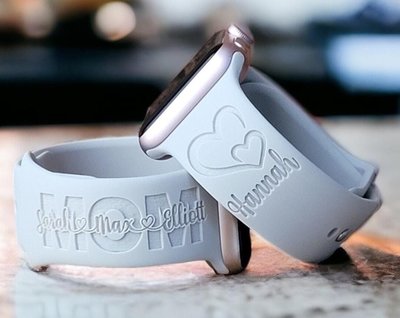 MOM W/ CHILDREN'S NAME OVERLAY & FLORAL BOUQUET